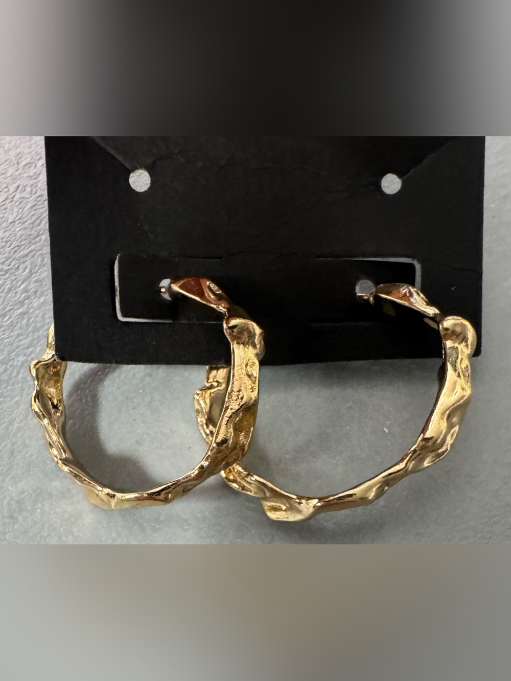 Gold tone Textured Hoop Earrings - Women's Jewelry classy chic modern - Picture 1 of 2